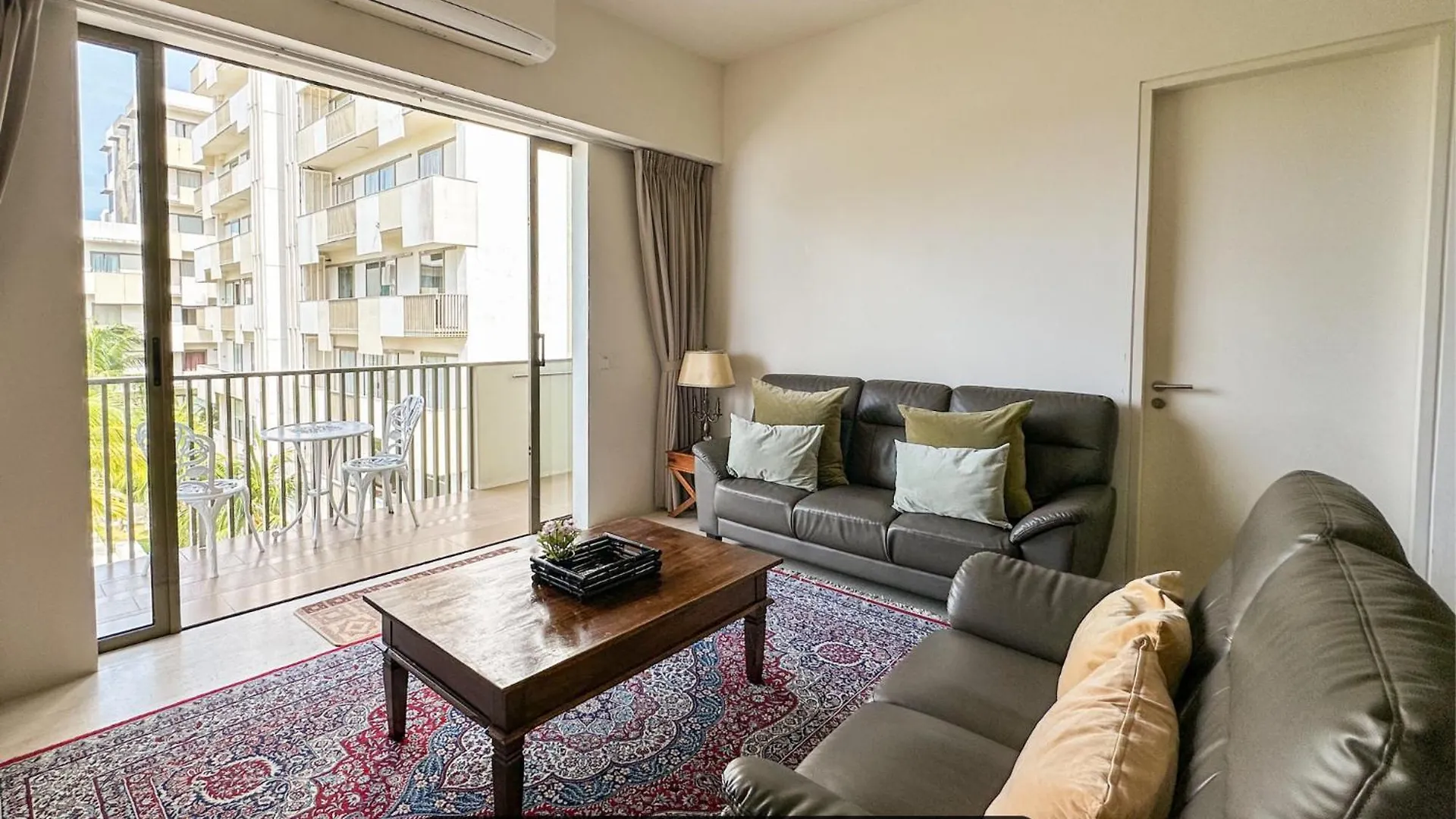 By The Sea- Pool And Sea View Apartment Batu Ferringhi