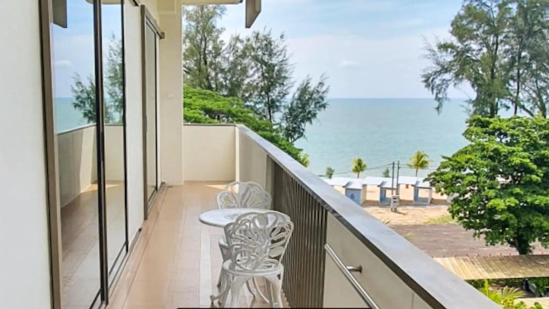By The Sea- Pool And Sea View Apartment Batu Ferringhi