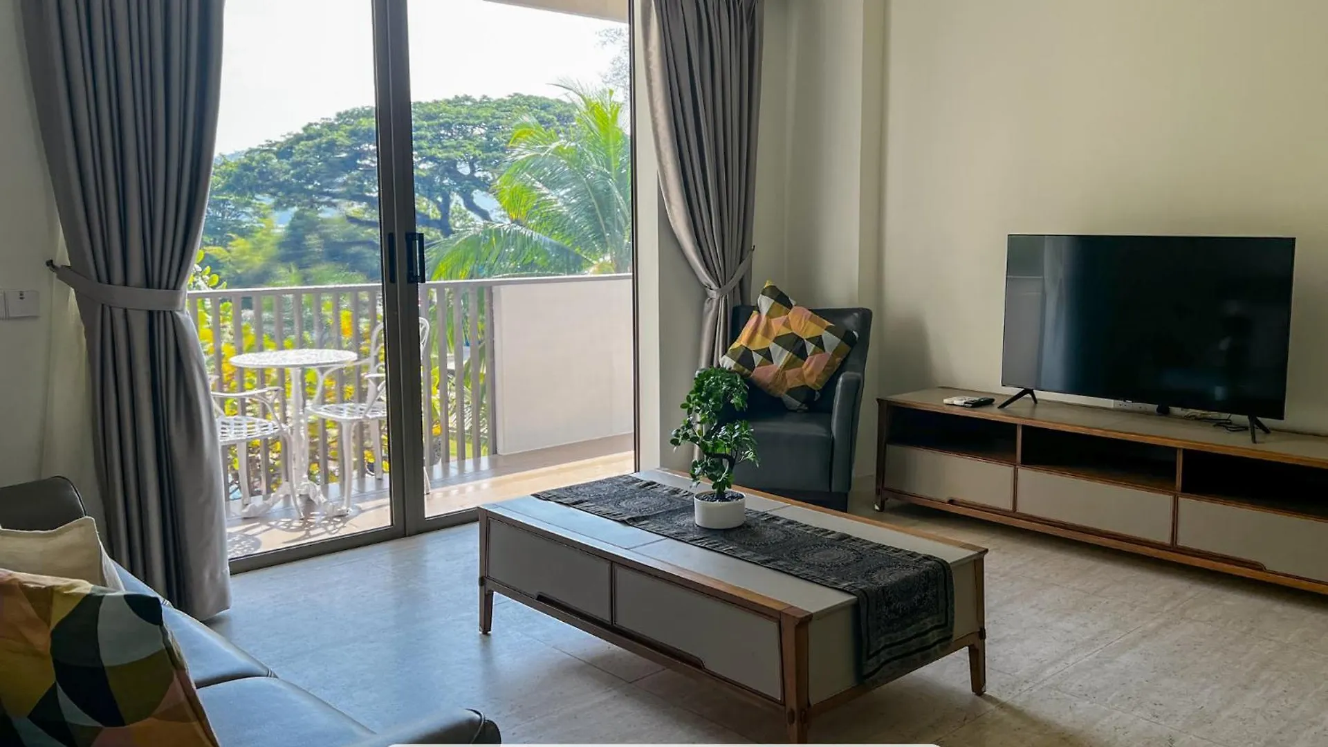 By The Sea- Pool And Sea View Apartment Batu Ferringhi