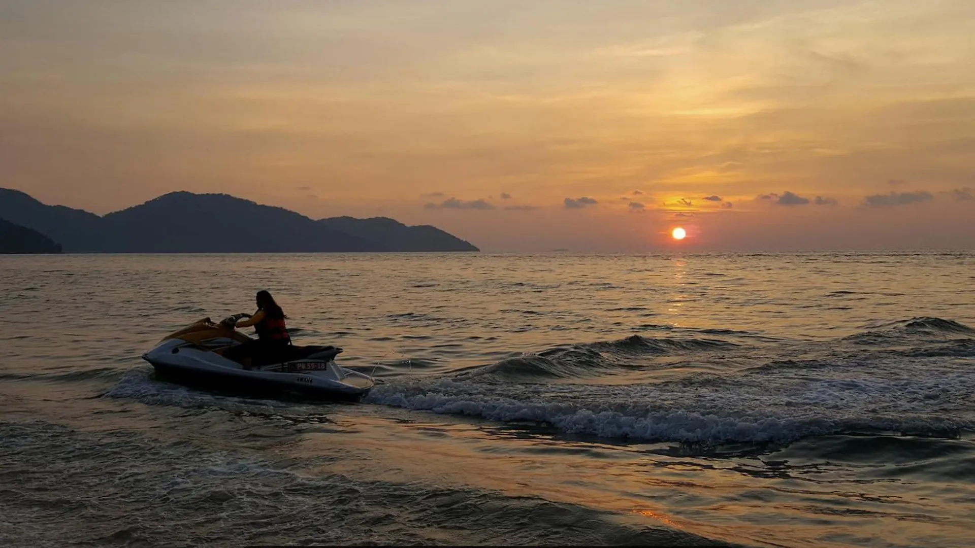 By The Sea- Pool And Sea View Apartment Batu Ferringhi